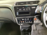 純正CDチューナーにはAUX入力端子がついてますので外部入力から音楽などを楽しめます。その下には1DIN分の小物入れがついています。CDケースなどを入れるのに便利です。
