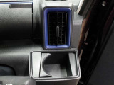 運転席のカップホルダーはエアコンの吹き出し口の前にありますので冷やしたり温めたりすることが出来ます☆