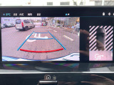 リバースポジションにシフトすると自動的にカメラが作動、画面に後方の視界が映し出される安心のバックカメラを装備。