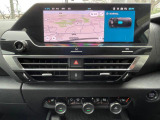 Apple CarPlay、Android Auto 対応。スマホを接続するとタッチスクリーン上でマップ、通話、メッセージ、ミュージックなどのアプリをスマホ同様に操作できるミラースクリーン機能搭載