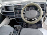 運転席・助手席ともシートの破れはありません。ハンドルはハンドルカバーで保護しました。