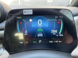 デジタルタイプのスピードメーターになっております!残り航続距離やモード等の情報が確認できます!