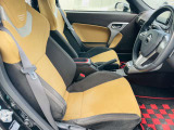運転戦記に少しシミがありますが、比較的綺麗です。助手席、床、マットは綺麗です。