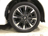 ホイールだけでも車のイメージがかなり変わりますね。