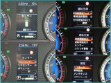 センサー付きです。障害物に近づくと、表示や音声で知らせてくれる便利な機能です。車両感覚がつかみ易くなるので、オススメの装備です。