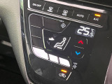【オートエアコン】一度お好みの温度に設定すれば、車内の温度を検知し風量や温度を自動で調整。暑い…寒い…と何度もスイッチ操作をする必要はありません。快適な車内空間には必須の機能ですね♪
