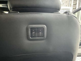 運転席側後席からスムーズに降りれるようにシート操作スイッチが付いています。