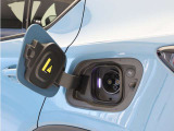 急速充電器は、商業施設など外出先の公共の充電ステーションでご利用いただけます。CHAdeMOに対応し、短時間で急速充電!150kWの急速充電器を使用した場合、充電率10%から80%まで、約32分で充電できます。
