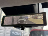 インテリジェントルームミラー☆後席に乗っている人や、大きな荷物を載せていると見にくくなりがちな後方視界。。こちらは車両後方のカメラ映像をミラーに映すので、天候にも影響されないクリアな後方視界を実現☆