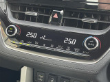 【左右独立温度コントロール式フルオートエアコン(DUAL/SYNC)】運転席側と助手席側でそれぞれ自由に温度設定ができ、快適な風量やモードなどを自動調整します