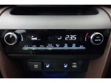 ★エアコンはオートタイプが装着済みです!オートモードにしておけば、車内温度を設定するだけで風の料や吹き出し口の切り替えを機械が行ってくれます!一年中快適な環境を作れますよ♪