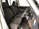 運転席の座面高さを調整できるシートリフターが付いています。
