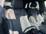 ●レザーシート『高級感や耐久性がありこちらのモデルにも採用されています。レザーは見た目が美しく内装を豪華に演出します。柔らかく肌触りが良く長時間の運転でも快適です。