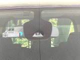 【エマージェンシーブレーキ】走行中に前方の車両等を認識し、衝突しそうな時は警報とブレーキで衝突回避と被害軽減をアシスト。より安全にドライブをお楽しみいただけます。