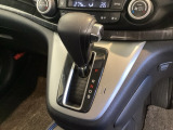 5速AT車のセレクトレバーです。低速から高速までスムーズな走りを実現するとともに、エンジン効率のよい領域を維持することで燃費にも貢献します。