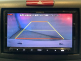 バックでの車庫入れも安心です! リアカメラが付いているバックモニター付のナビ(Aftermarket品)を装備しております。操作線もついており距離感も画面から確認できます。