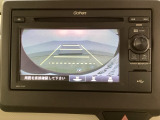 バックでの車庫入れも安心です! リアカメラが付いているバックモニター付のディスプレイオーディオを装備しております。操作線もついており距離感も画面から確認できます。