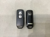 スマートキーを装備しています。鍵を差し込むことなくドアロックの開け閉めと、スタートボタン操作でのエンジンスタートができます。スペアキーも同じものを用意しております。