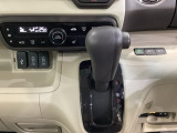 CVT車のセレクトレバーです。低速から高速まで、変速ショックのないスムーズな走りを実現するとともに、エンジン効率のよい領域を維持することで燃費にも貢献します。