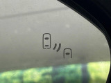 【ブラインドスポットモニター】走行中、ドアミラーの死角になりやすい箇所に後続車が接近するとサイドミラーのレンズに警告を表示!ドライバーに注意喚起をしてくれます。