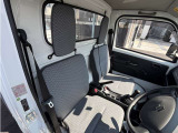 使用感も少なく綺麗な状態の運転席シートです!
