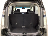 開口部も広く荷物の積み下ろしもしやすいお車となっております。シートを前方にスライドさせれば、さらに荷室を広げられます。また、床下にも収納スペースがあります。