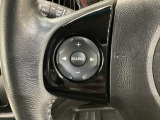 ステアリングスイッチがついていますので、オーディオのチャンネル変更、ボリューム、ジャンル変更が操作可能です。ハンドルから手を離さず安全に操作できます。