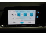 GOLF8の中央に備わるタッチスクリーン。インフォテインメントシステムや空調、ドライブモードセレクター、各種車載機能の設定などの操作は、いずれもここに統合されています。
