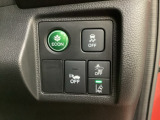 Hondaセンシング用の、VSA(ABS+TCS+横滑り抑制)解除とレーンキープアシストシステムのメインスイッチなどはハンドルの右側に装備しています。燃費に役立つECONボタンもここです。