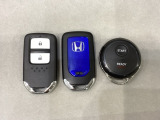 スマートキーを装備しています。鍵を差し込むことなくドアロックの開け閉めと、スタートボタン操作でのエンジンスタートができます。加えて、純正リモコンエンジンスターター用の操作キーもついています。