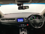車内は光触媒抗菌消臭施工済です。インパネ周りはスタイリッシュなデザインで機能や装備も充実しています。グローブボックスやカップホルダーのほかにトレーなどたくさんの収納スペースが付いています。