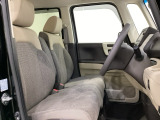 広い足元に肘掛けもついたゆったり座れるシートです。運転席と助手席の間が空いているため、助手席側への移動がスムーズです。交通量の多い道でも、助手席側から乗り降りができます。