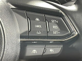 【マツダ・レーダー・クルーズ・コントロール(MRCC)】先行車との速度差や車間距離を認識し、設定した車速内で車間距離を自動で調整・維持することで、高速道路などでドライバーの負担を軽減します。