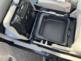 助手席シート下には収納ボックス付き