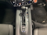 CVT車のセレクトレバーです。低速から高速まで、変速ショックのないスムーズな走りと、エンジン効率のよい領域を維持して燃費にも貢献します。サイドブレーキはスイッチ操作の電子制御パーキングブレーキです。