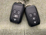 手荷物が多いときでも、スマートキーをバッグやポケットに携帯していれば、キーを取り出すことなくドアの解錠・施錠ができます