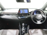 使いやすく運転しやすいレイアウトの運転席回り。