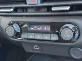 エアコンはオートエアコンです(^-^)温度調節も細かくできるので車内を快適な温度にできますよ(*^^*)人気の装備です☆