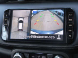 インパネとの一体感を演出するシームレスなデザインの9インチナビゲーション。空から見下ろしているような視点で周囲を確認できるインテリジェントアラウンドビューモニターに対応しますので駐車もらくらくですね。