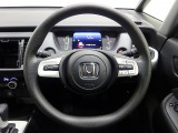 ハンドル左側にはオーディオ操作が出来るオーディオリモートコントロールスイッチ、右側にはHonda SENSINGとオートクルーズコントロールのスイッチを装備!