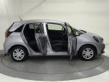 Honda独自のセンタータンクレイアウト、低床設計で床が低くドアも大きく開きますので、女性やお子様、ご年配の方にも一段と乗り降りがしやすくなっています。