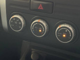 【オートエアコン】一度お好みの温度に設定すれば、車内の温度を検知し風量や温度を自動で調整。暑い…寒い…と何度もスイッチ操作をする必要はありません。快適な車内空間には必須の機能ですね♪