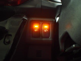 運転席と助手席にはシートヒーターが装備されています。