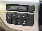 【オートエアコン】一度お好みの温度に設定すれば、車内の温度を検知し風量や温度を自動で調整。暑い…寒い…と何度もスイッチ操作をする必要はありません。快適な車内空間には必須の機能ですね♪
