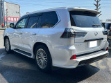 LX570が入庫いたしました!大人気のブラックシークエンスとなっております!