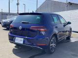 GOLFの特徴の一つ。リヤの切り詰めたオーバーハング(リヤタイヤからリヤバンパーまでの寸法)は車庫入れやバックでの切り回しが楽々!GOLFのデザインは進化し続けます。
