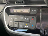 【オートエアコン】一度お好みの温度に設定すれば、車内の温度を検知し風量や温度を自動で調整。暑い…寒い…と何度もスイッチ操作をする必要はありません。快適な車内空間には必須の機能ですね♪