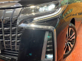 【LEDヘッドライト】悪天候や夜間走行時も良好な視界を確保し安心して運転できる高輝度LEDヘッドライトを装備!点灯速度が早く、消費電力も抑えられています。