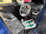 運転席はこちらです。プライベートな車内なのでリラックスできる空間を。