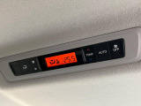 【リアオートエアコン】広い後部座席には必須の機能!風量や温度を自動で調整し前席と同様な車内環境にしてくれるリアオートエアコンを装備。夏の暑さも冬の寒さもストレスなく快適にお過ごしいただけます♪